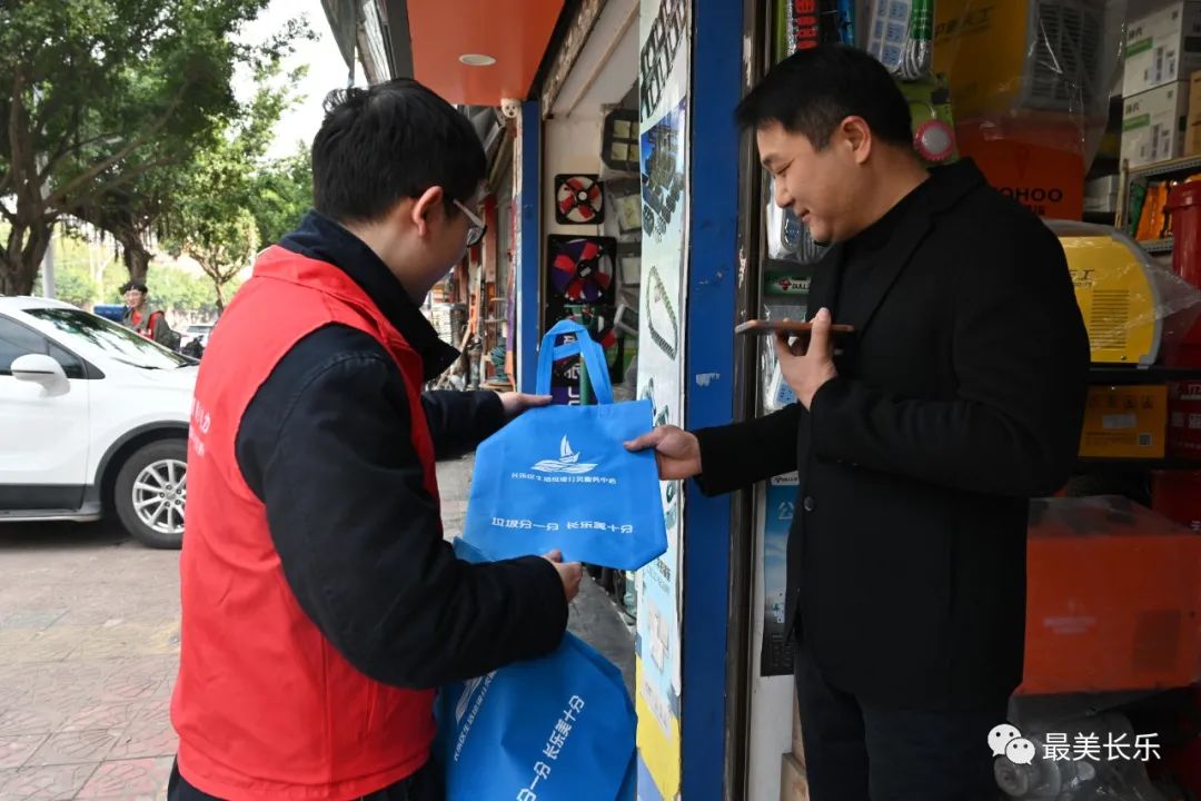 扮靓文明城市,这场百人党员志愿活动真给力! 扮靓文明城市,这场百人党员志愿活动真给力!
