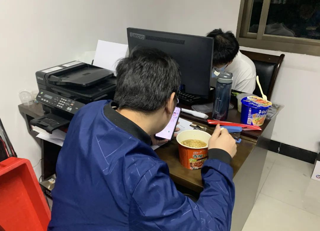 挑灯战“疫”人不眠!他们为的是…… 挑灯战“疫”人不眠!他们为的是……