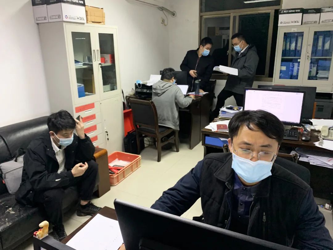 挑灯战“疫”人不眠!他们为的是…… 挑灯战“疫”人不眠!他们为的是……