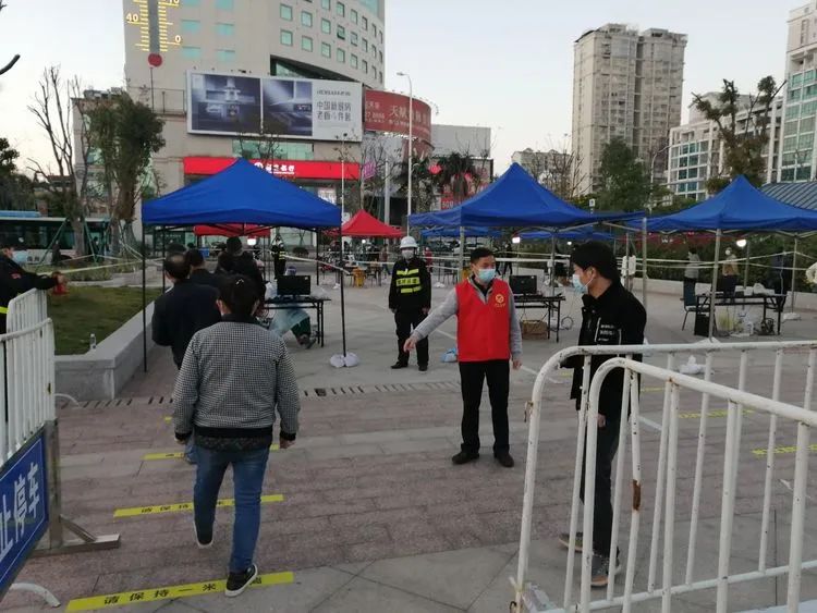 “万名干部下基层” 构建红色防疫新矩阵 “万名干部下基层” 构建红色防疫新矩阵