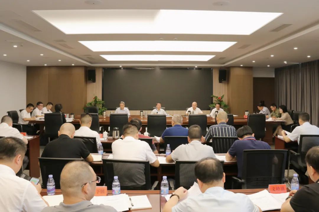 区委常委会召开会议 区委常委会召开会议
