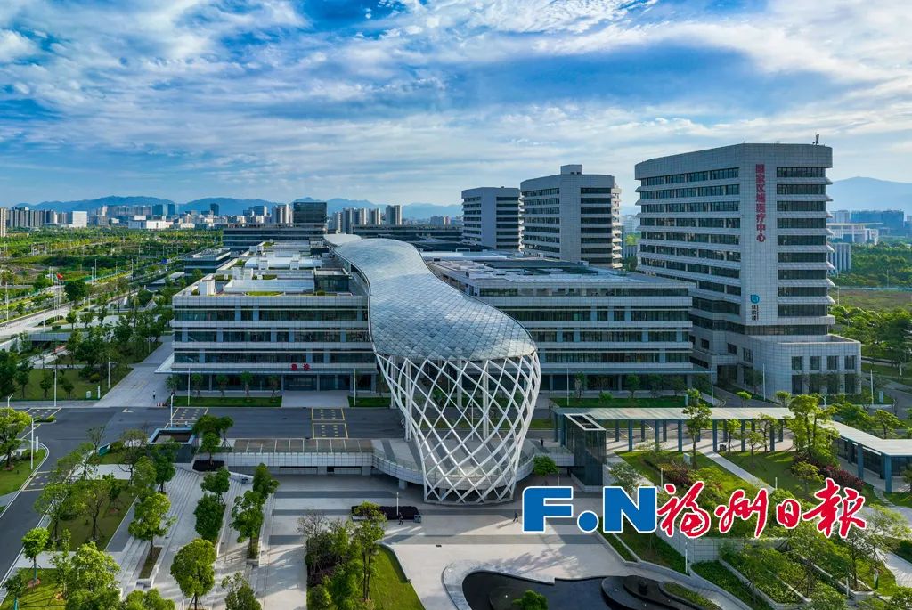 惊呆!医疗机器人如何在长乐 “备考上岗”?记者带你揭秘→ 惊呆!医疗机器人如何在长乐 “备考上岗”?记者带你揭秘→