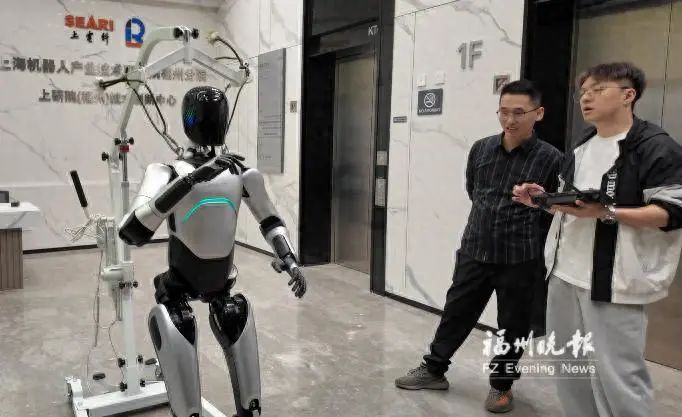 惊呆!医疗机器人如何在长乐 “备考上岗”?记者带你揭秘→ 惊呆!医疗机器人如何在长乐 “备考上岗”?记者带你揭秘→
